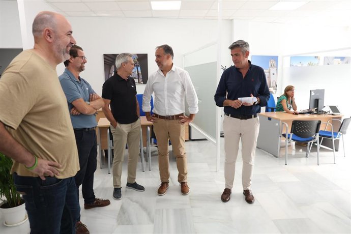 El vicepresidente quinto y responsable del Servicio de Recaudación y Gestión Tributaria de la Diputación, Sebastián Hidalgo, junto al alcalde de Trebujena, Ramón Galán, en la inauguración de una nueva oficina de atención al público
