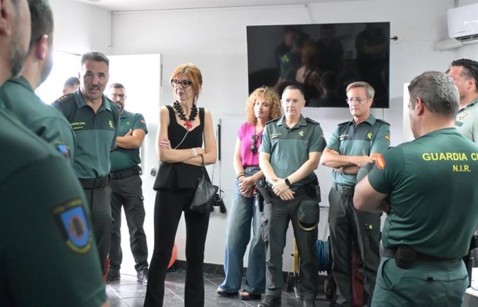 Sabrina Moh, delegada del Gobierno en Melilla, junto a efectivos de la Guardia Civil