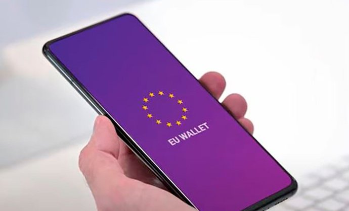 Imagem de um celular com o EU Wallet.