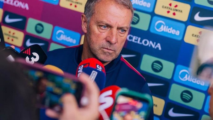 El entrenador del FC Barcelona, Hansi Flick, atiende a los medios en el stage de Inglaterra en agosto de 2026