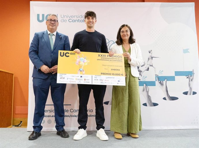Archivo - Diego González, cofundador de Embora, recibe uno de los premios UCem 2026