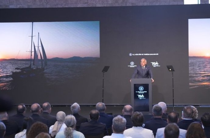 Archivo - Mehmet Nuri Ersoy, ministro de Cultura y Turismo turco en una rueda de prensa celebrada en Estambul