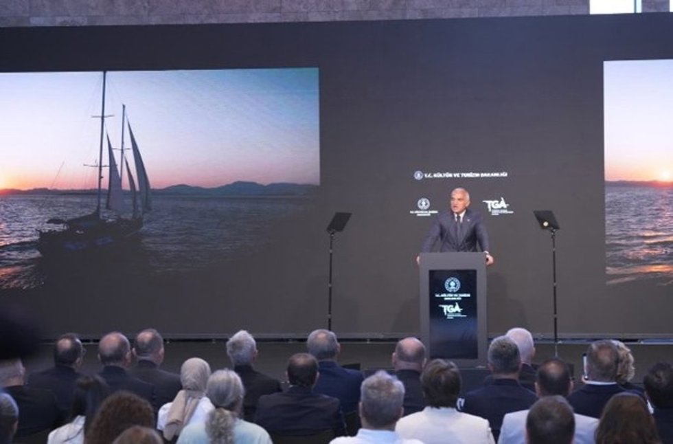 Archivo - Mehmet Nuri Ersoy, ministro de Cultura y Turismo turco en una rueda de prensa celebrada en Estambul