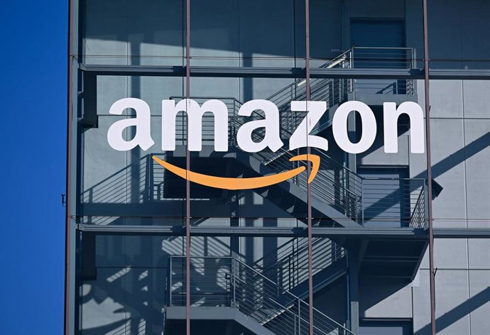 Archivo - FILED - 30 January 2026, Bavaria, Munich: FILE PHOTO - The logo and lettering of online retailer Amazon can be seen on the faCade of Amazon Germany's headquarters. Photo: Sven Hoppe/dpa