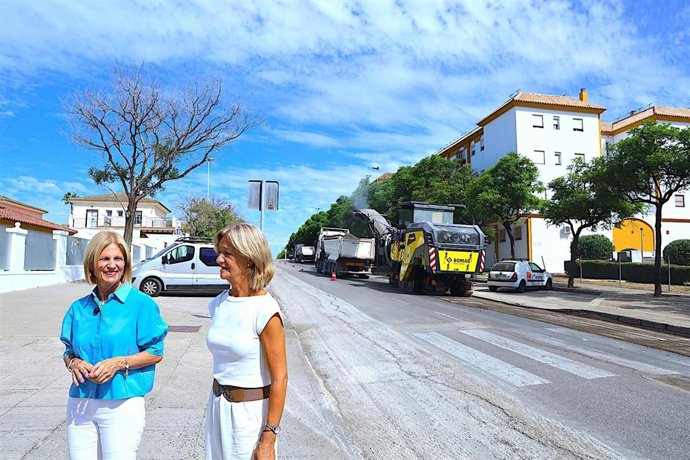 La alcaldesa de Jerez, María José García-Pelayo, y la delegada de Participación Ciudadana, Carmen Pina, en las obras de la primera Fase de reasfaltado que han comenzado en la calle Rodrigo de Jerez.