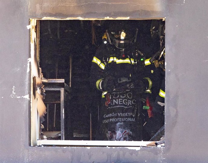 Bomberos trabajan en la extinción de un incendio en un restaurante, a 17 de julio de 2026, en Madrid (España). Los Bomberos del Ayuntamiento de Madrid han trabajado hoy en la extinción de un incendio declarado en un restaurante situado en la calle Bravo M