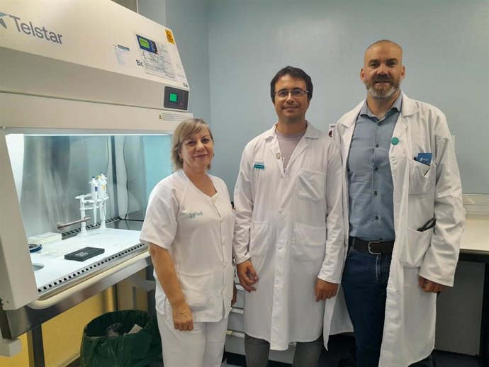 La coordinadora de Técnicos de Anatomía Patológica, Milagros Chico, el patólogo Guillermo Muñoz y el urólogo Jorge Subirá, en una de las zonas del laboratorio del Clínico de Zaragoza donde se procesa la nueva prueba.