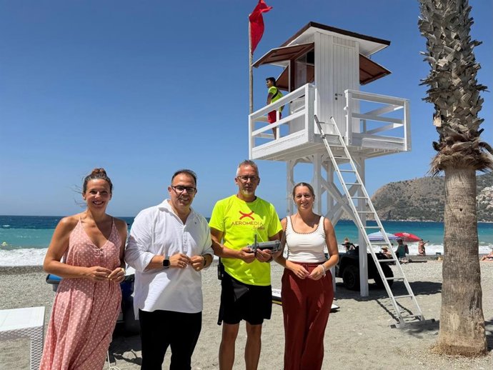 Autoridades locales junto a la torreta del servicio de Salvamento y Socorrismo en la playa de La Herradura.