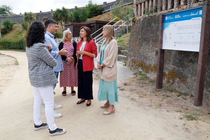 La conselleria de Medio Ambiente e Cambio Climático, Ángeles Vázquez, visita uno de los tramos señalizados del Camino del Litoral a su paso por el ayuntamiento de Soutomaior