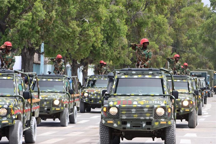 Archivo - Militares en vehículos durante un desfile en Somalia