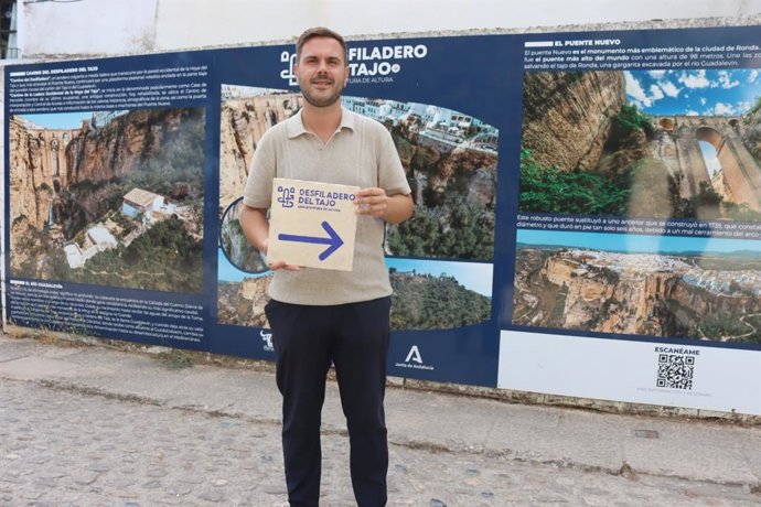 El delegado de Turismo del Ayuntamiento de Ronda, Ángel Martínez, en la presentación de la nueva señalización del Camino del Desfiladero del Tajo