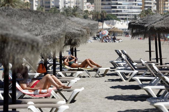 Archivo - Bañistas disfrutan de la playa de La Malagueta, donde Málaga y provincia está en aviso naranja por altas temperaturas. Imagen de archivo. 