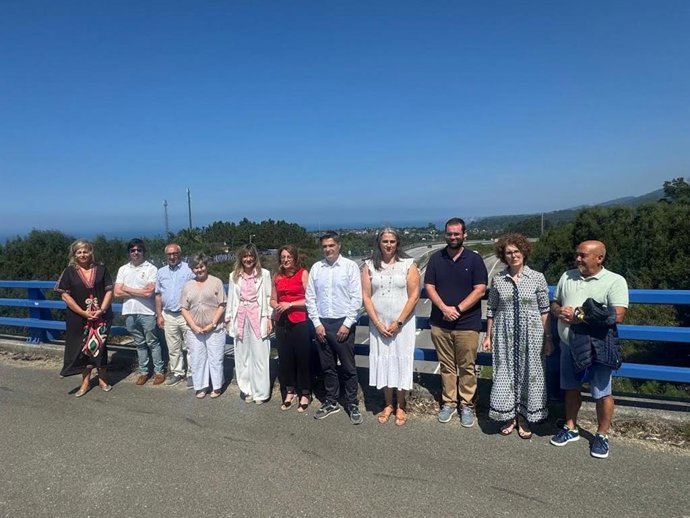 Representantes del PP, junto a la A-8