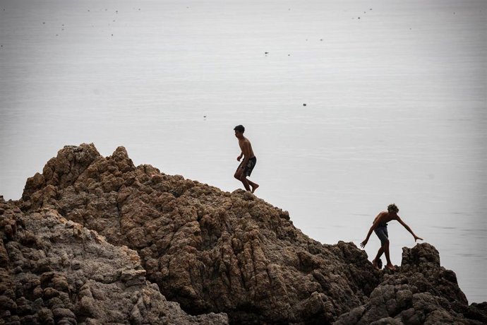 Migrantes que permanecían en Ceuta regresan a Marruecos a través del paso fronterizo del Tarajal durante la madrugada