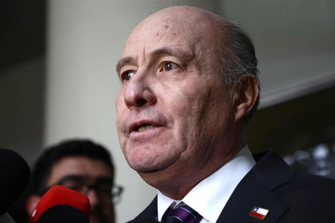 Santiago 3 de agosto 2026. El ministro de hacienda, Jorge Quiroz, habla con la prensa por contingencia nacional. Dragomir Yankovic/Aton Chile