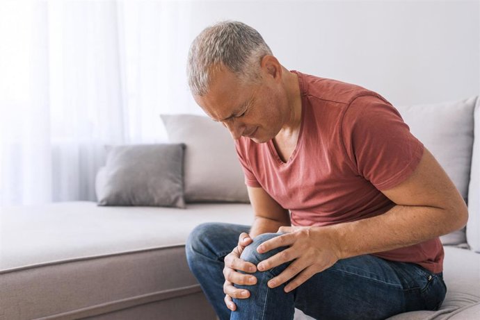 Archivo - Experto señala que esguinces de tobillo y rodilla son lesiones típicas en verano, ante lo que aboga por el calentamiento