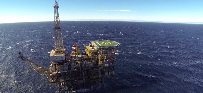 Archivo - Plataforma petrolífera.