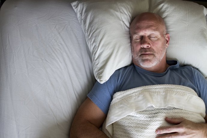 Archivo - Especialistas subrayan que la luz es clave para regular el sueño y que conviene dormir en oscuridad