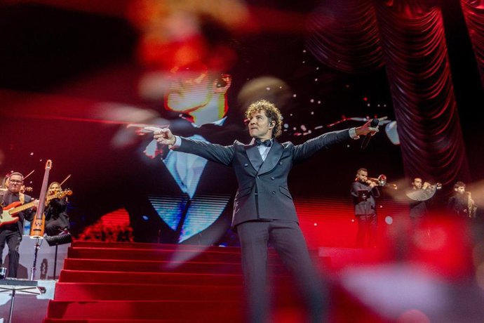 Archivo - El cantante David Bisbal durante una actuación, en el Movistar Arena, a 22 de diciembre de 2025, en Madrid (España). 