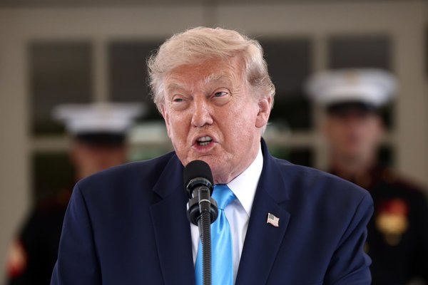 Trump tacha de "hipócrita" a Irán tras desmentir el inicio de conversaciones con EEUU