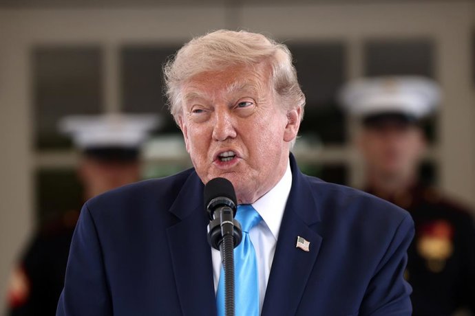 30 de julho de 2026, Washington, Distrito de Columbia, EUA: O presidente dos EUA, Donald Trump, anuncia um programa para permitir que veteranos acelerem sua carreira no setor de transporte rodoviário comercial, em frente à Casa Branca, em Washington, DC, 