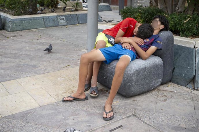 Dos adolescentes duermen en un parque, a 1 de agosto de 2026, en Ceuta (España).
