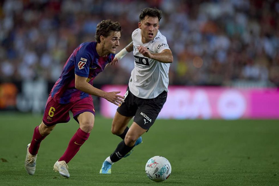Archivo - El delantero del Valencia CF Hugo Duro (derecha) intenta robar el balón al centrocampista del FC Barcelona Pablo Páez Gavira 'Gavi', en el partido de LaLiga EA Sports 2026-27 disputado en Mestalla.