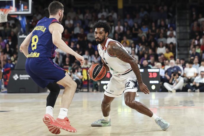 Archivo - Armoni Brooks, del EA7 Emporio Armani Milán, durante un partido de la Euroliga ante el FC Barcelona en el Palau Blaugrana