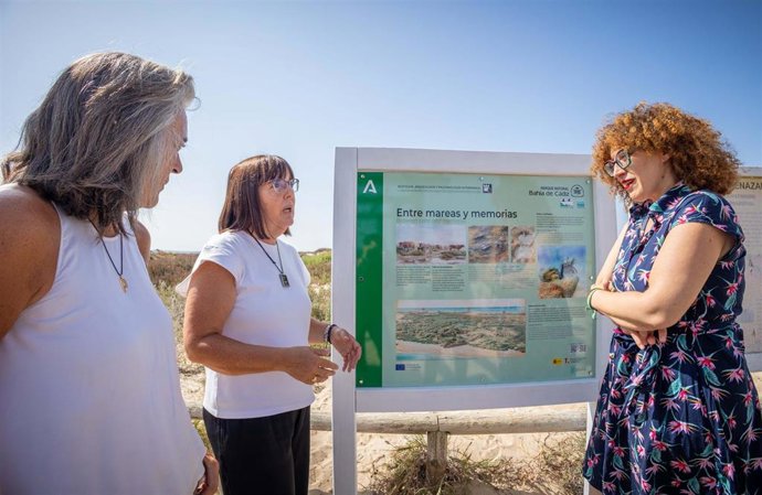 La concejala de Cultura del Ayuntamiento de San Fernando, Pepa Pacheco, en la instalación de nuevos paneles informativos en el acceso a Punta del Boquerón por parte del Instituto Andaluz del Patrimonio Histórico