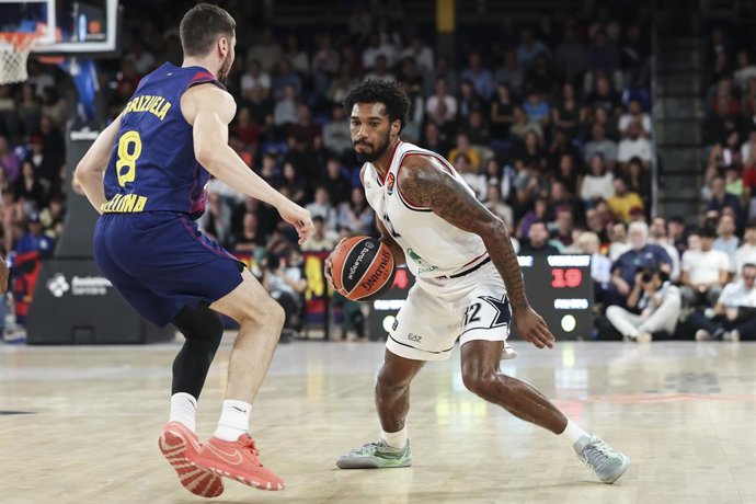 Archivo - Armoni Brooks of EA7 Emporio Armani in action during the EuroLeague Regular Season Round 7 match played between FC Barcelona and EA7 Emporio Armani Milan at Palau Blaugrana on October 28, 2025 in Barcelona, Spain.