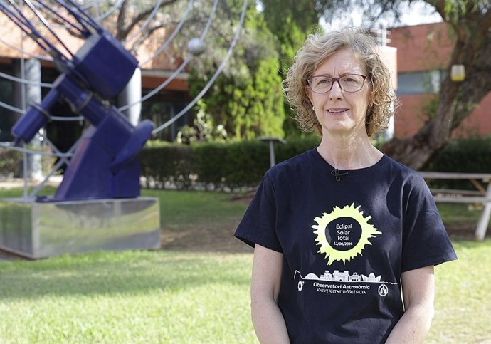 Amelia Ortiz, astrónoma del Observatorio Astronómic de la Universitat de València aconseja cómo observar el eclipse con seguridad