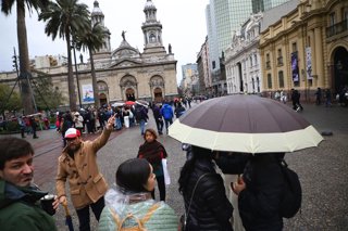 Santiago 16 de julio 2026.  Turistas y capitalinos utilizan paraguas durante el inicio del sistema frontal en la region metropolitana  Dragomir Yankovic/Aton Chile