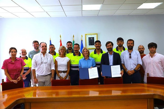 La alcaldesa de Jerez de la Frontera (Cádiz), María José García-Pelayo, en la firma del nuevo contrato de servicio de conservación, mantenimiento e instalación de señalización vertical horizontal y balizamiento en el término municipal.