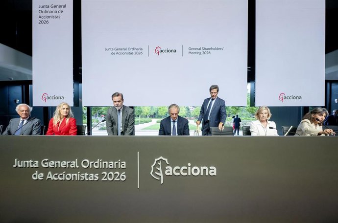 Archivo - El presidente y CEO de Acciona, José Manuel Entrecanales Domecq (c), y el vicepresidente, Juan Ignacio Entrecanales Franco (a su derecha), durante la Junta General de Accionistas de Acciona, a 25 de junio de 2026