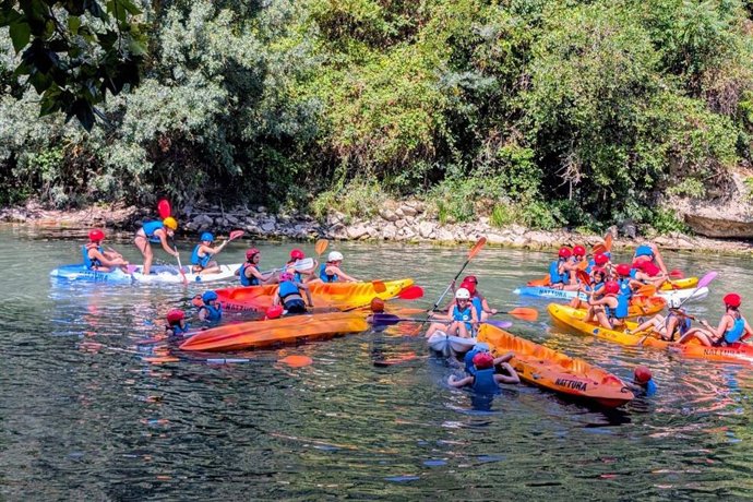 Actividad deportiva con piraguas.