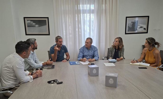El consejero del Cabildo de Tenerife Valentín González, y la directora insular de Estrategia Turística, Sonia Pagés, se reúnen con responsables del Clúster Agrotech Canarias