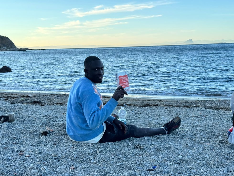 Un migrante en la playa del Trampolín, a 3 de agosto de 2026, en Ceuta (España). La ONG ceutí Luna Blanca ha repartido en los últimos días más de 12.