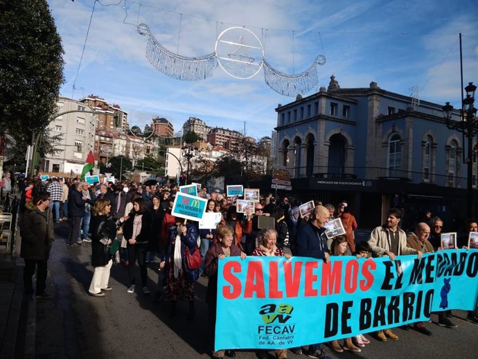 Archivo - Imagen de archivo de centenares de santanderinos manifiestándose contra el McDonald's de Puertochico.-ARCHIVO