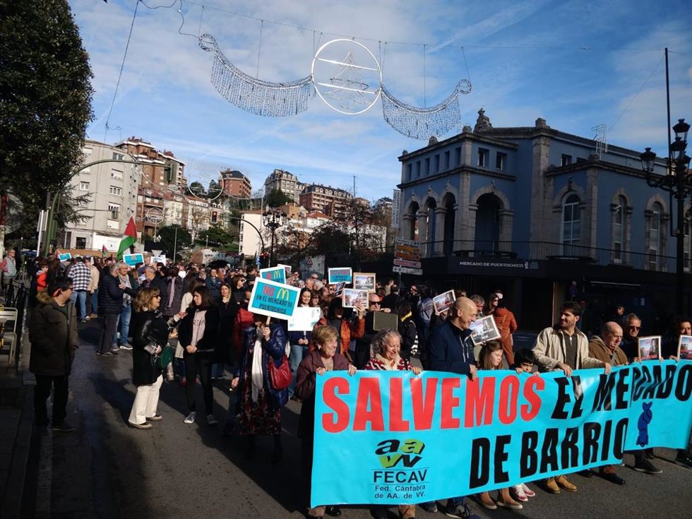 Archivo - Imagen de archivo de centenares de santanderinos manifiestándose contra el McDonald's de Puertochico.-ARCHIVO