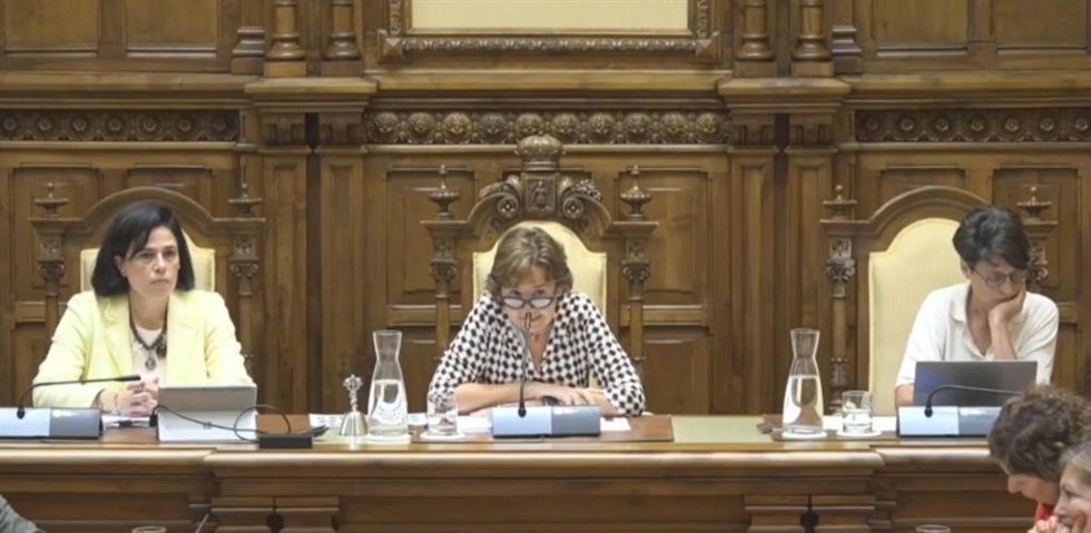Carmen Moriyón, alcaldesa de Gijón, preside el Pleno Municipal.