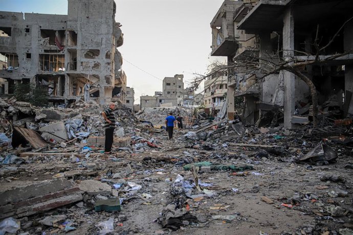 30 de julho de 2026, Gaza, Palestina, Estado de: GAZA Gaza, PALESTINA — 30 DE JULHO DE 2026: Palestinos inspecionam casas danificadas após um ataque aéreo israelense que atingiu a residência da família Shamia durante a madrugada na Cidade de Gaza, causand
