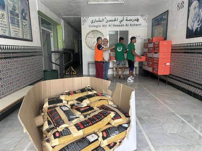 Varios trabajadores y voluntarios, a 3 de agosto de 2026, en Ceuta (España). La ONG ceutí Luna Blanca ha repartido en los últimos días más de 12.000 comidas entre las personas migrantes que accedieron a la ciudad durante la entrada masiva desde Marruecos.