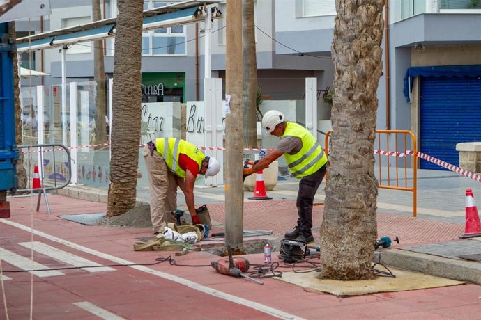Trabajos de renovación de los soportes del alumbrado público del Paseo Marítimo de Almería.