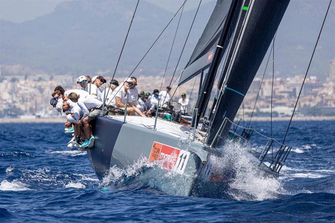 El Rey Felipe VI a bordo del 'Hispania' en los entrenamientos oficiales de la Copa del Rey Mapfre de vela