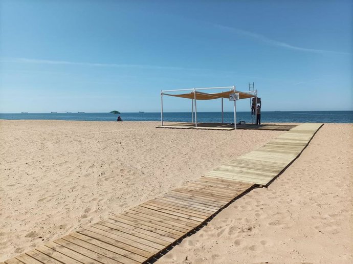 Archivo - Inicio de la temporada de verano en la playa del Espigón de Huelva.