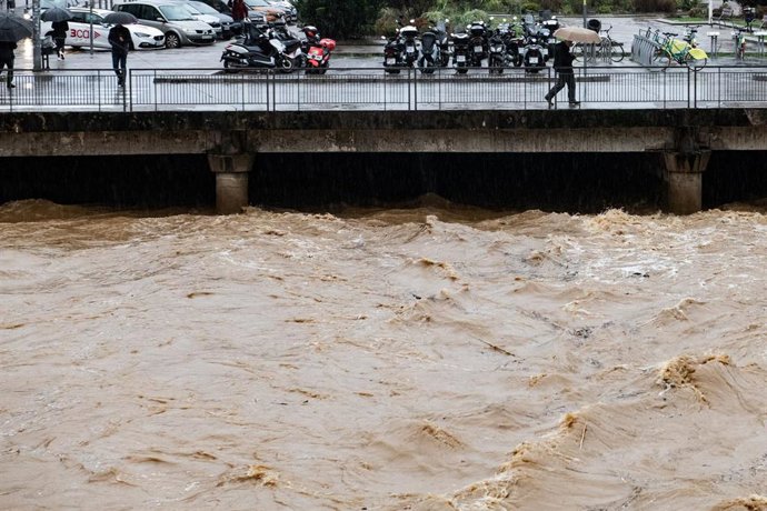 Archivo - Crecida del río Onyar, a su paso por el centro de Girona, a 20 de enero de 2026