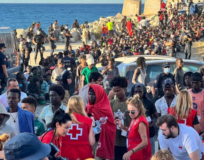 Cruz Roja y Cooperación Sur-Sur reparten alimentos básicos a unos 2.000 migrantes en la Playa del Trampolín (Ceuta)