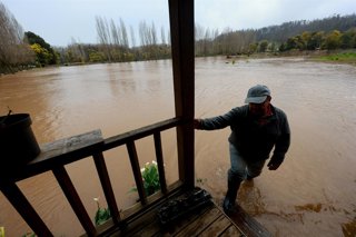 Concepción Domingo 2 de agosto de 2026  El río Andalién se desbordó a la altura del sector Chaimávida en la comuna de Concepción provocando la inundación de amplios sectores y la evacuación de quienes ahí vive Sin embargo muchos no quisieron salir de sus