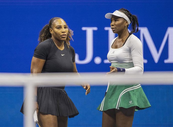 Archivo - September 1, 2022, FLUSHING MEADOWS, NEW YORK, USA: Serena Williams and Venus Williams chat during their match with Lucie Hradecka and Linda Noskova on Day 4 of the 2022 US Open at USTA Billie Jean King National Tennis Center on Thursday Septemb