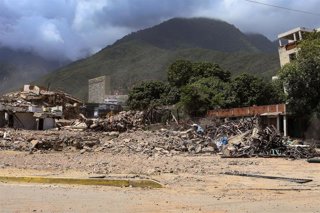Maquinaria pesada opera en los sectores de Caraballeda y Los Corales del estado de La Guaira, tras los terremotos registrados en Venezuela